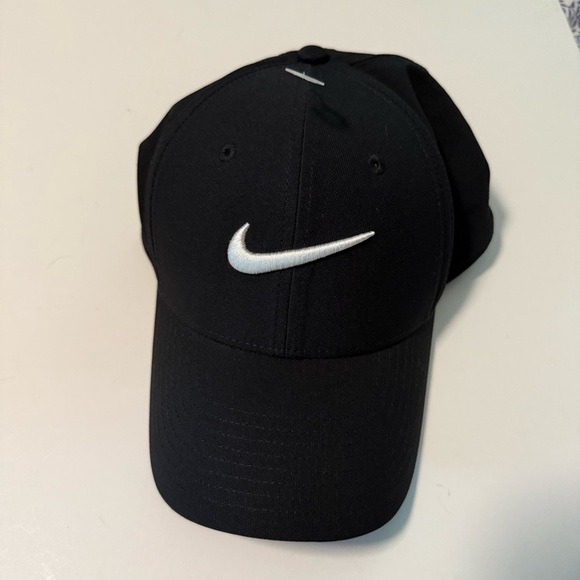 Nike Black and White Hat with Iconic Swoosh - Picture 1 of 9
